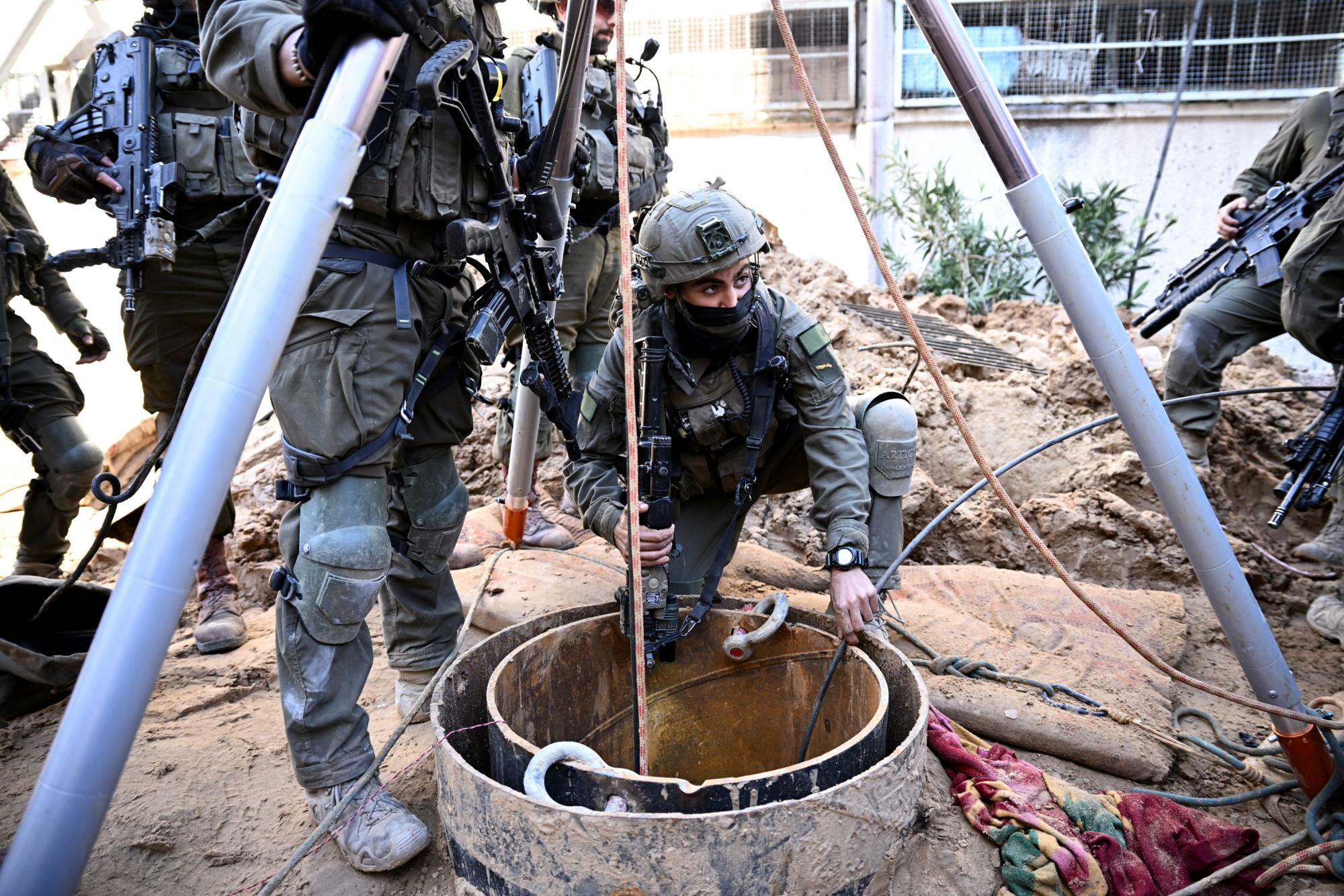 UNRWA本部の地下トンネルを捜索するイスラエル兵（2024.2.8）