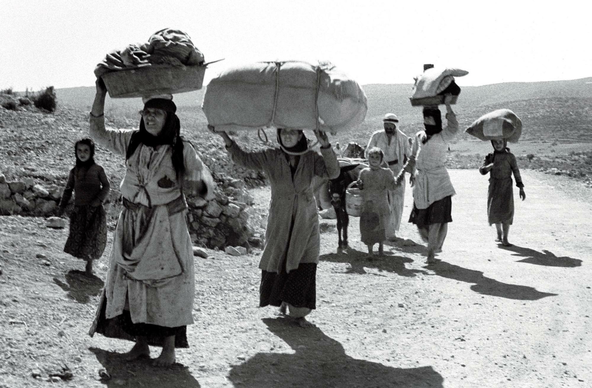 第一次中東戦争で居住地を離れるアラブ人（1948.10.30）。イスラエルは「自発的に土地を離れた」という理由で難民の帰還を認めず、70万人が帰るべき土地を失った。