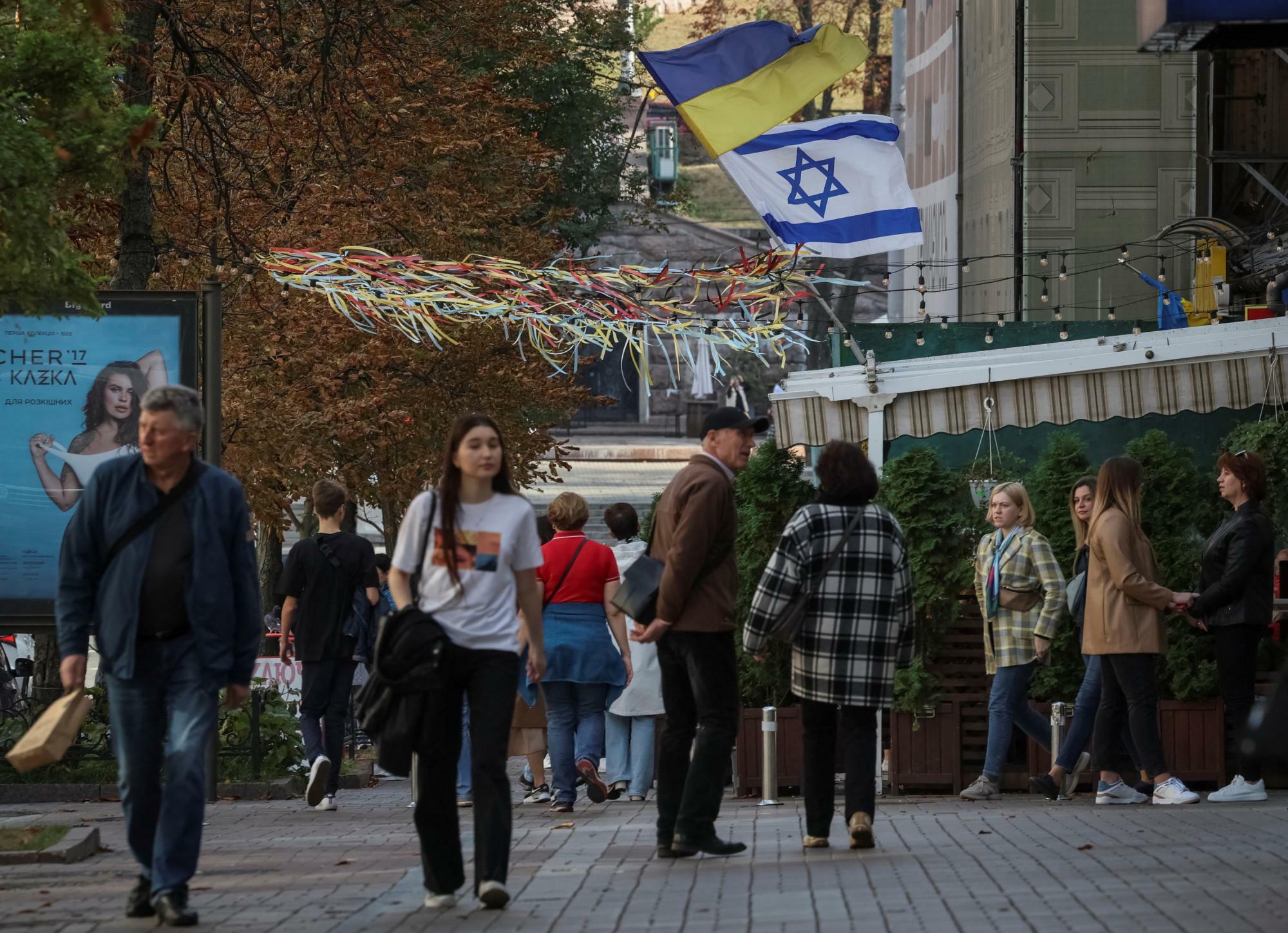 キーウ市内でウクライナ国旗と並べて掲げられたイスラエル国旗（2023.10.14）。ウクライナではガザ侵攻を続けるイスラエルに親近感を持つ人が多い。