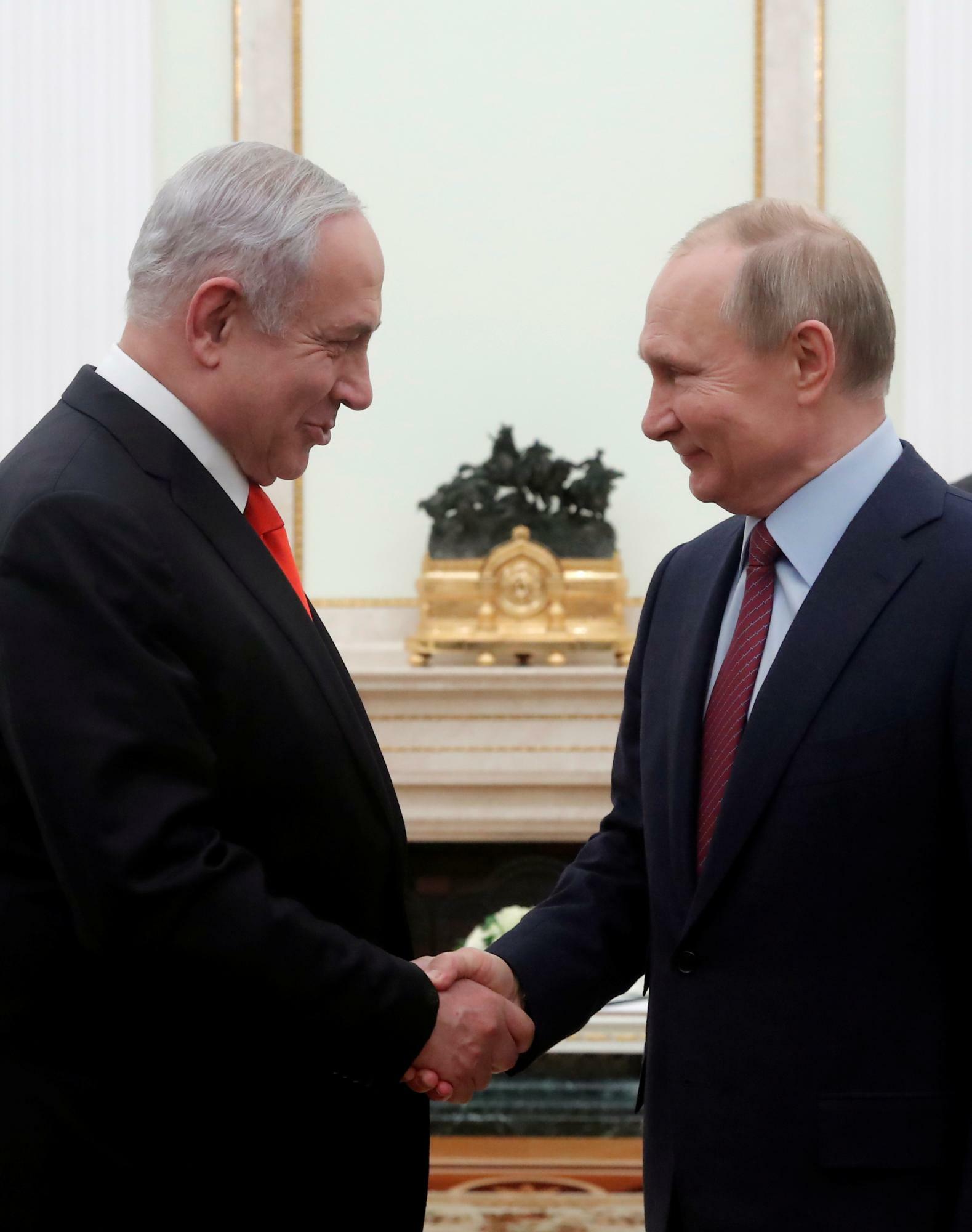 握手するネタニヤフ首相とプーチン大統領（2020.1.30）。イスラエルは冷戦終結以降ロシアと良好な関係を維持してきた。ガザ侵攻後、‘蜜月’はトーンダウンしたものの、決定的な対立には至っていない。
