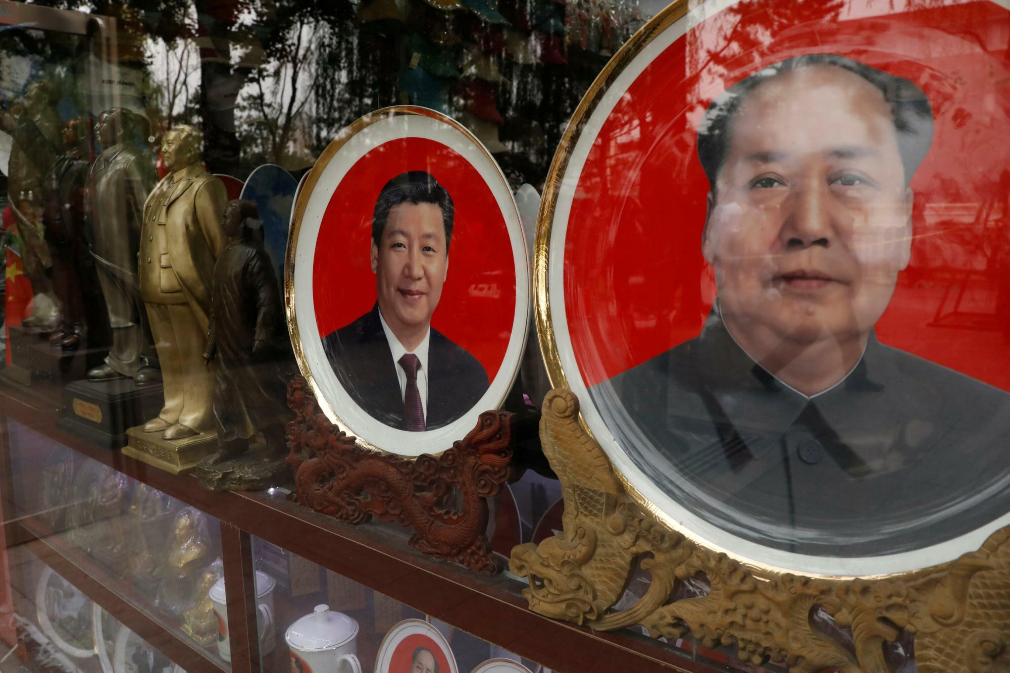 【資料】中国の土産物屋に飾られた、毛沢東と習近平の肖像入りの皿（2017.10.21）。中国では権力者の肖像が赤い丸のなかに描かれることが珍しくない。