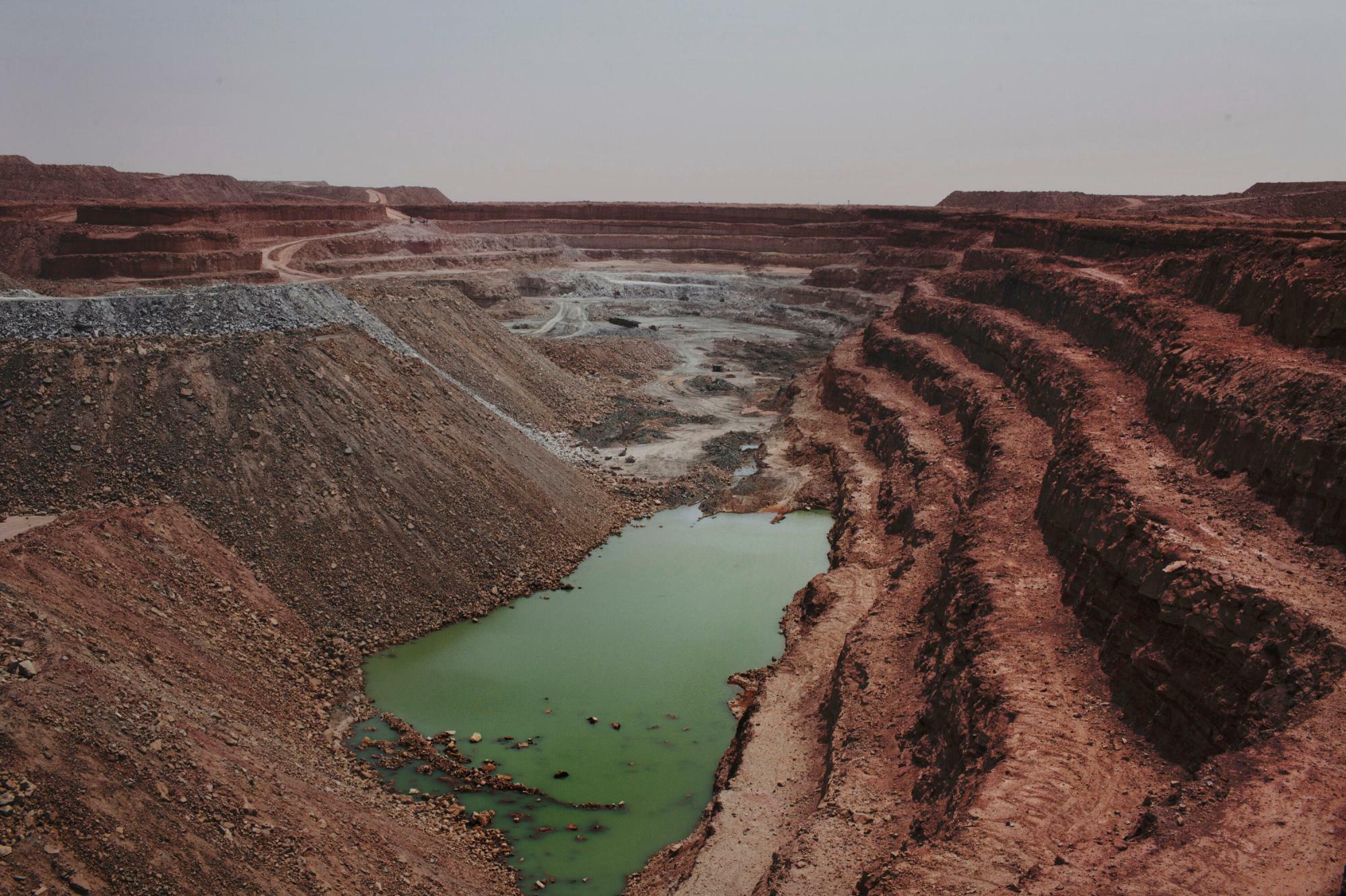 ニジェールのアーリットにあるウラン鉱山（2013.9.25）。経営するSOMAIR社の株式の63.4%はフランスのORANO社が、残りはニジェール国営ONAREM社が保有する。