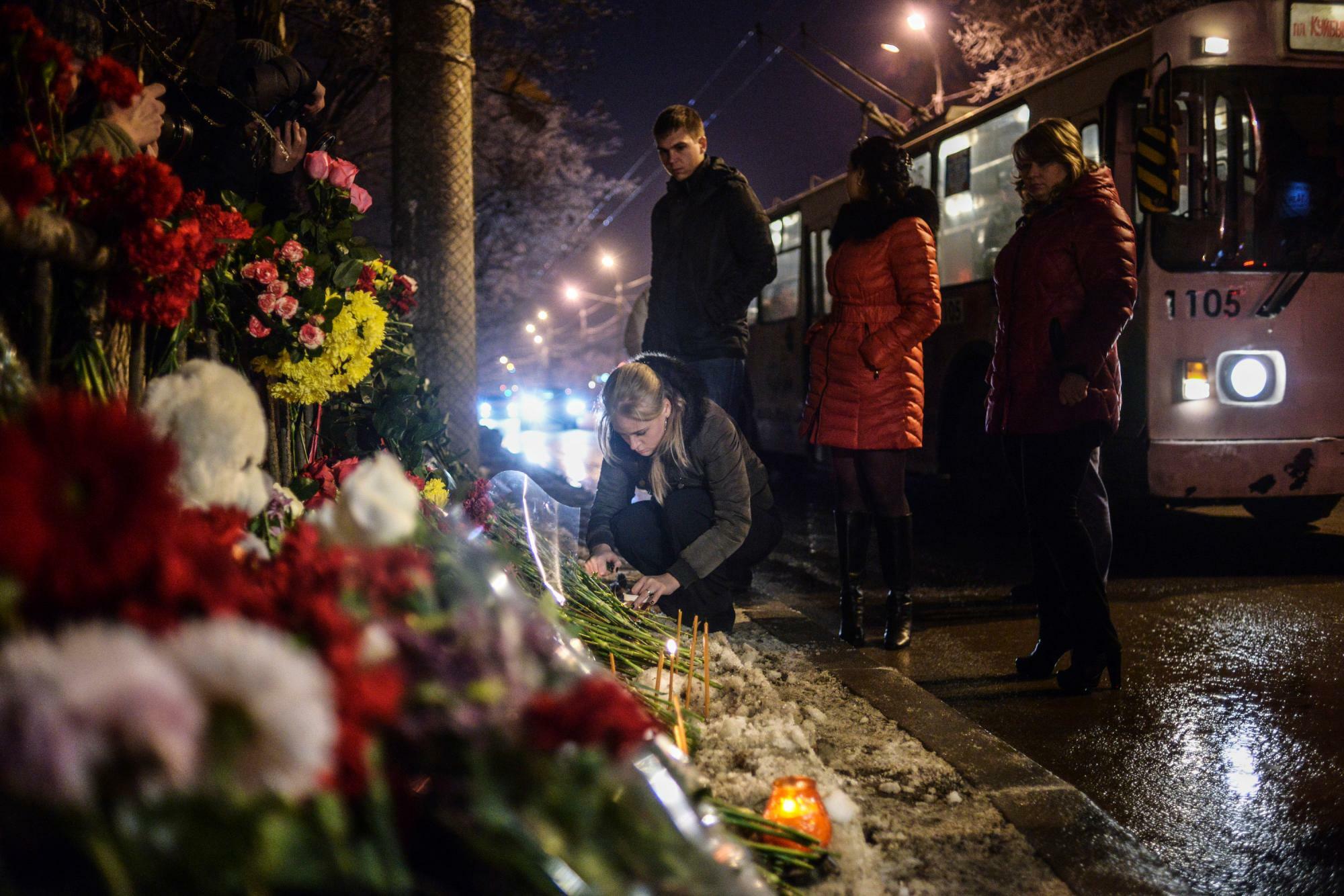 【資料】ロシア南部ボルゴグラードでの駅舎爆破テロ事件後に献花に訪れた市民（2013.12.31）。ロシアではこれまでしばしばイスラーム過激派によるテロが発生してきた。