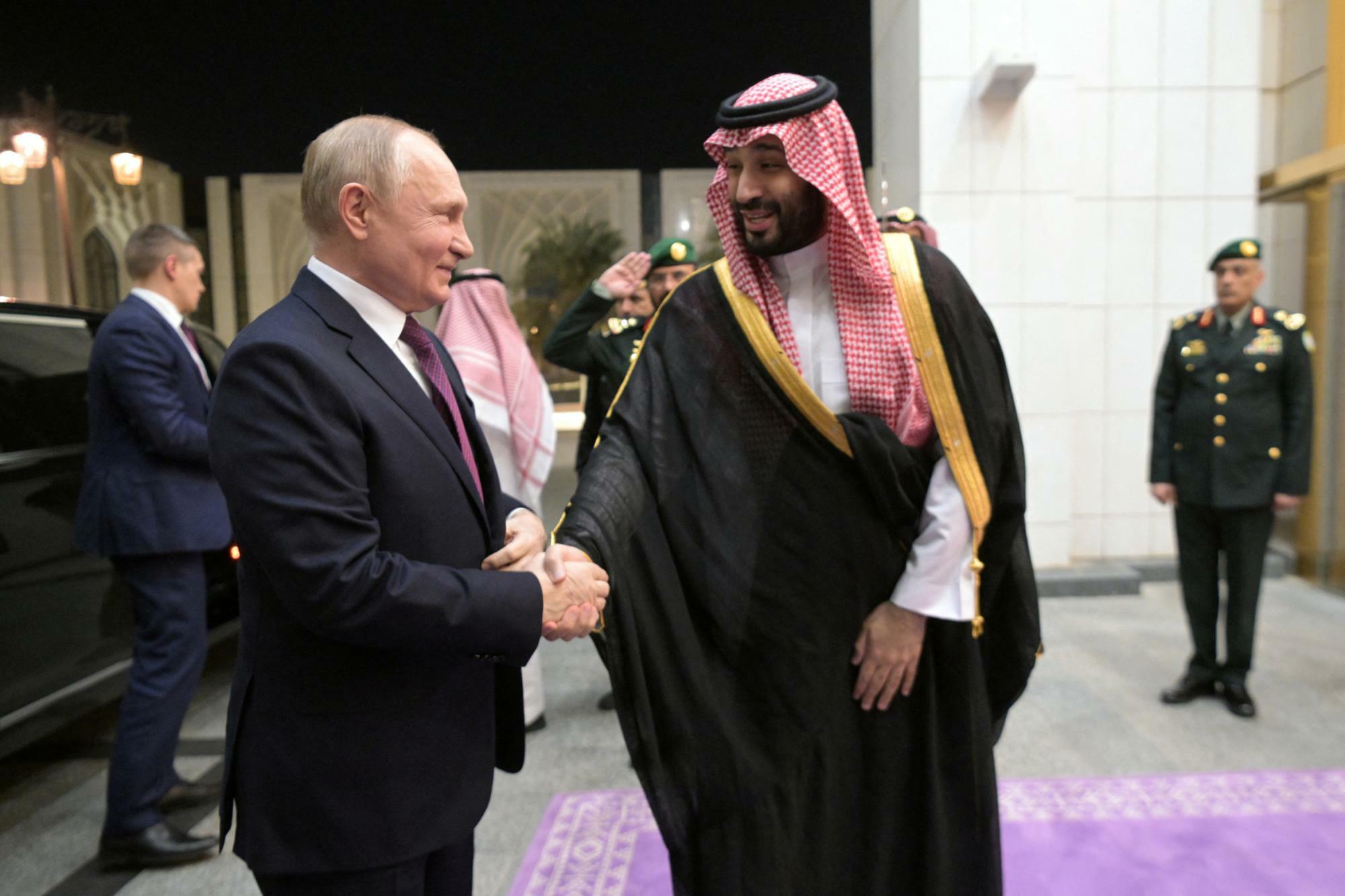 サウジアラビアを訪問し、最高権力者ムハンマド・ビン・サルマン皇太子と握手するプーチン大統領（2023.12.6）。グローバル・サウスの囲い込みに力を入れるロシアは中東へのアプローチも強めている。