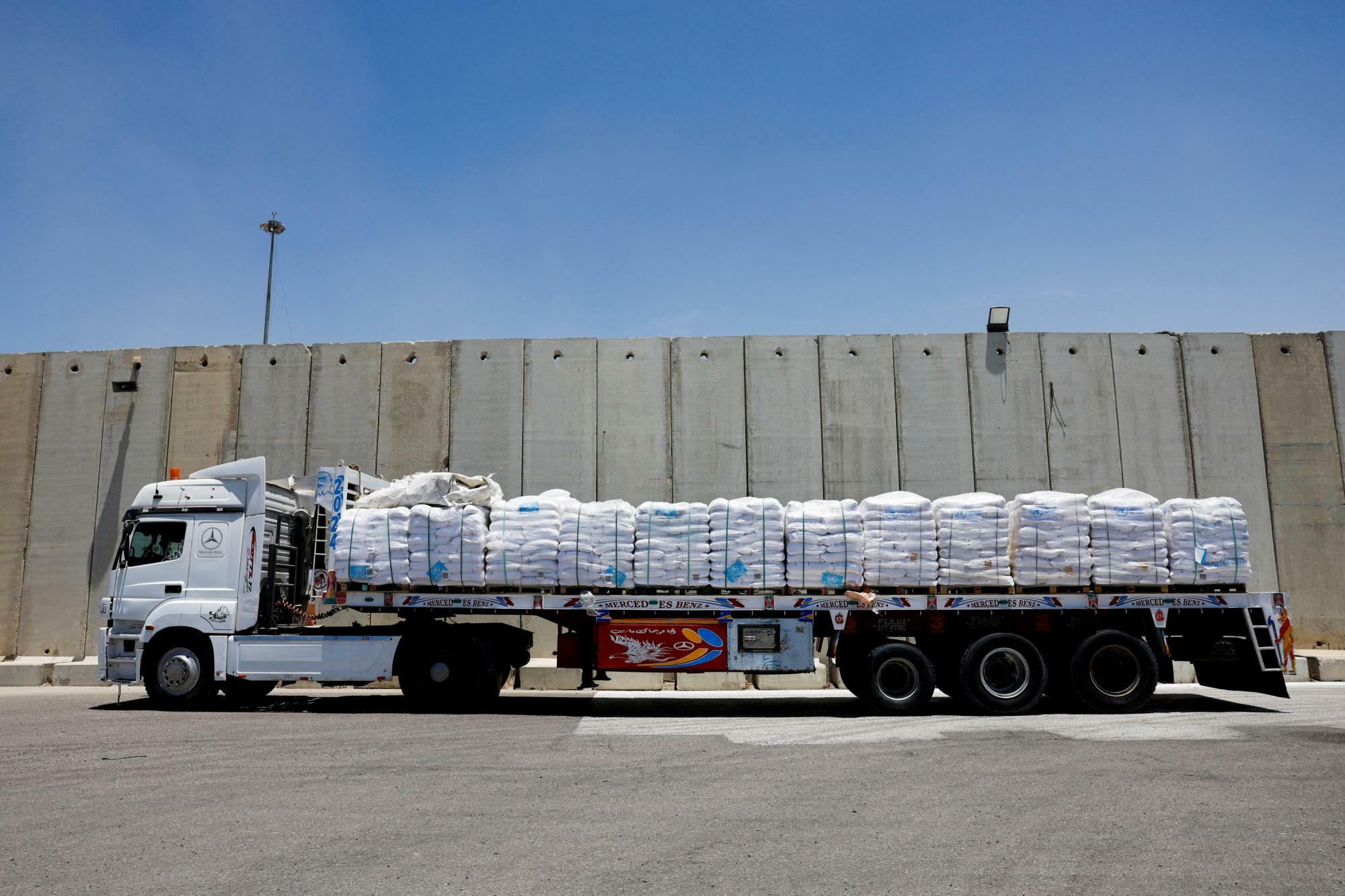 人道支援物資を運ぶためガザに向かうエジプトのトラック（2024.5.30）。戦闘によってガザへの物資搬入は著しく制限され、人道危機に拍車がかかっている。