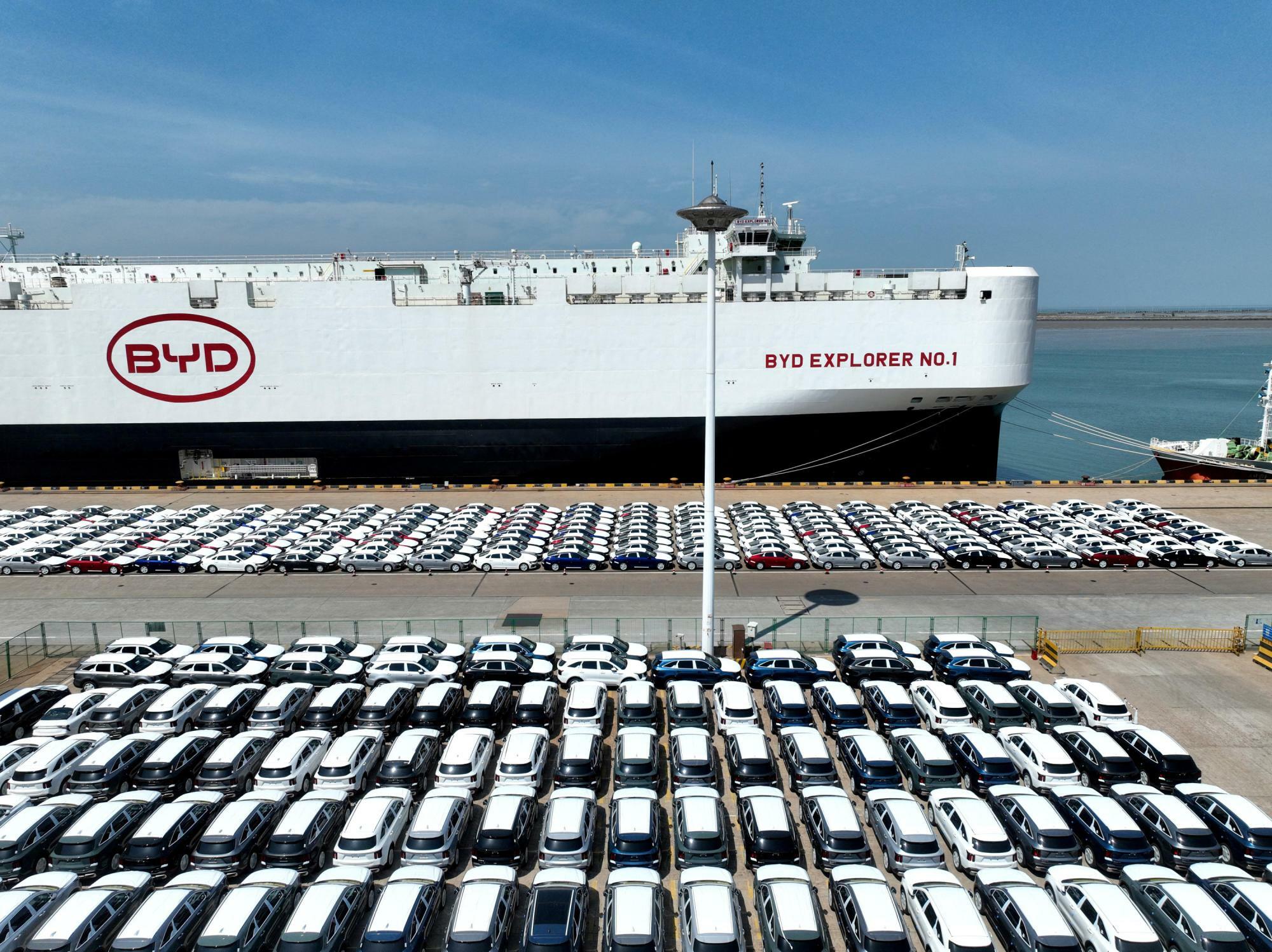 江蘇省連雲港で貨物船に積み込まれる2000台のBYDの電気自動車（2024.4.25）ブラジル向けに輸出されるもの。