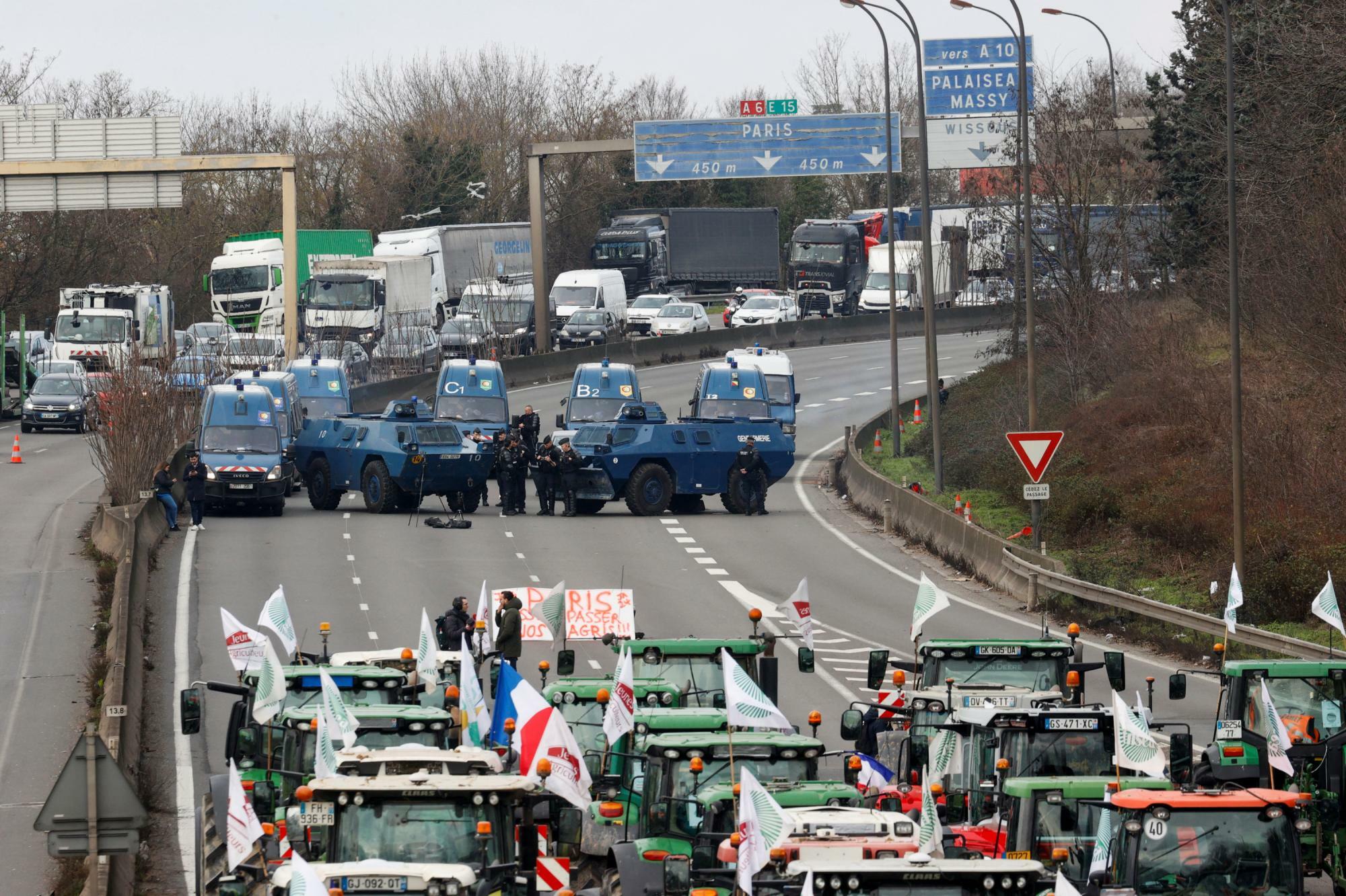 大型トラクターなどでパリ近郊の道路を封鎖した農家のデモ（2024.1.31）。フランスではもともとデモが多いが、特にマクロン政権のもとでは増税、物価上昇、年金不安などを理由とする抗議デモが増加した。