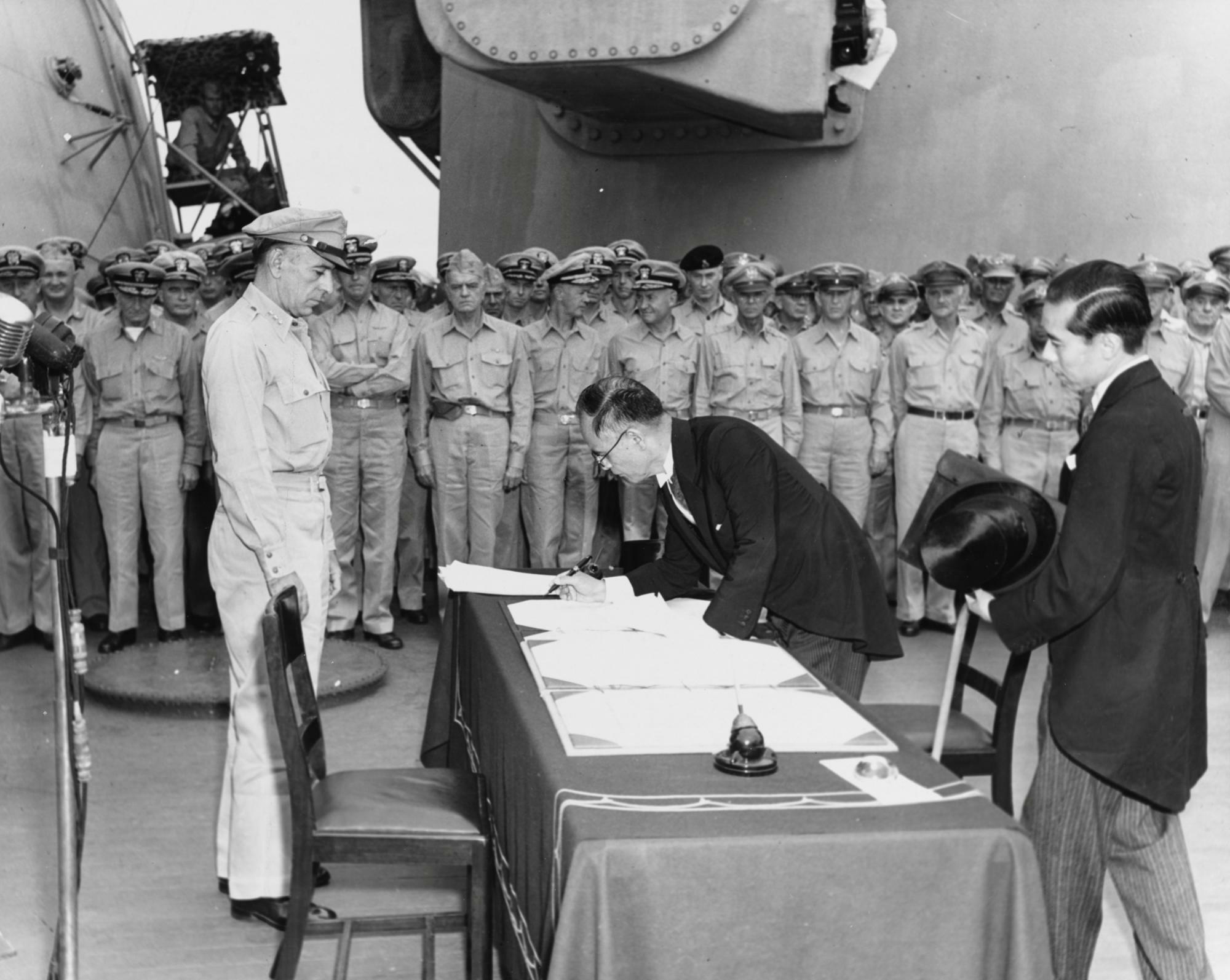 米海軍戦艦ミズーリで降伏文書に署名する重光葵外相（1945.9.2）