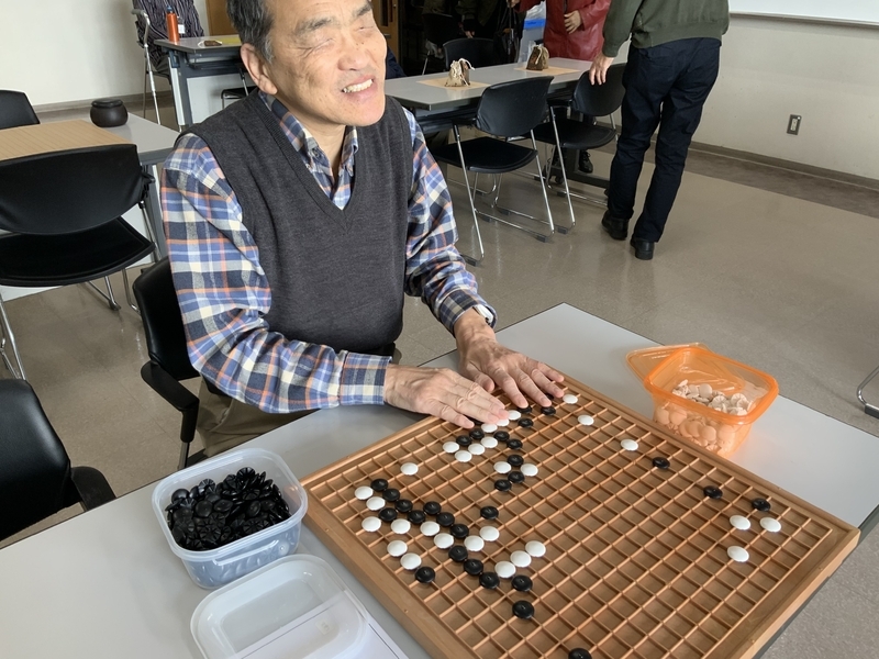 碁を楽しむ宇田尻浩司さん(67)。50年近く前に碁を覚えた。中途失明なので、打っていたときのイメージが残っているという。「150手くらいまで頭に入ります。頭の体操にとってもいい」