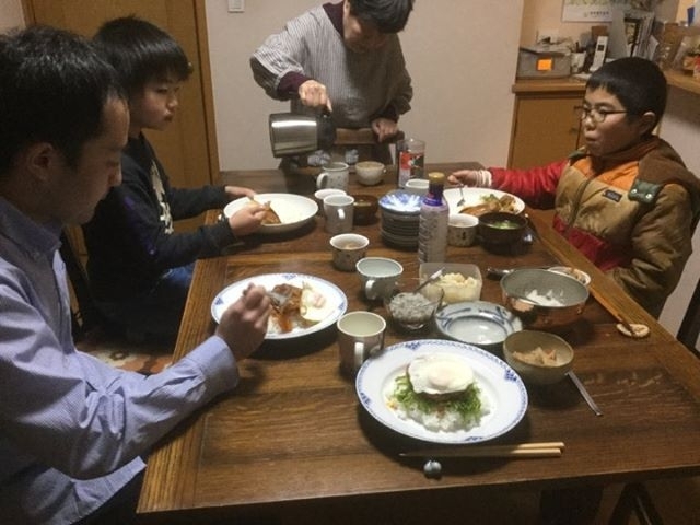 食卓を囲む弟子たち＝石田篤司九段撮影、提供
