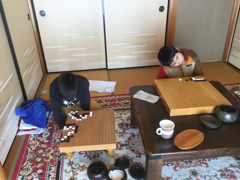 新型コロナウィルスのため学校は休校。朝から家で詰碁の勉強中の弟子たち＝石田篤司九段撮影、提供