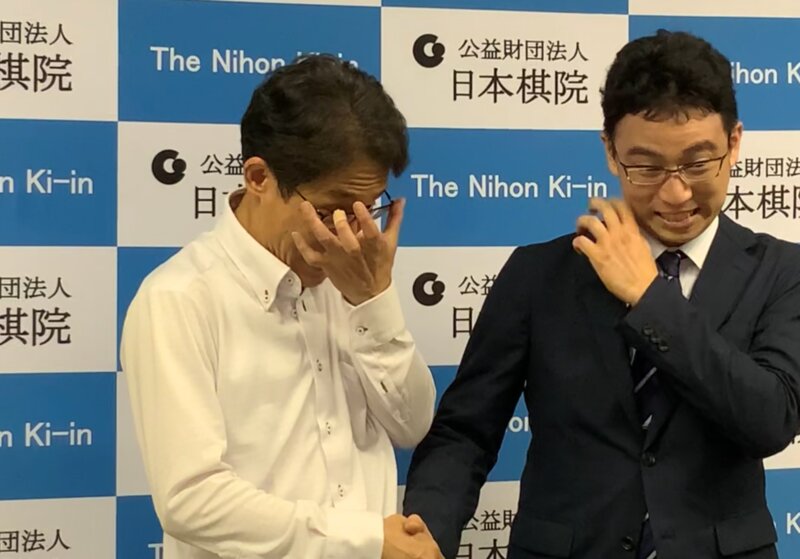 師匠・宋光復九段の涙にこらえきれず涙を拭く一力遼碁聖。宋光復門下としても初めてのタイトルホルダー誕生となった。=2020年8月14日、筆者撮影