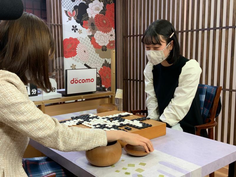 タイトルを決めた直後の上野愛咲美女流棋聖。左は鈴木歩七段。囲碁・将棋チャンネルスタジオ＝筆者撮影