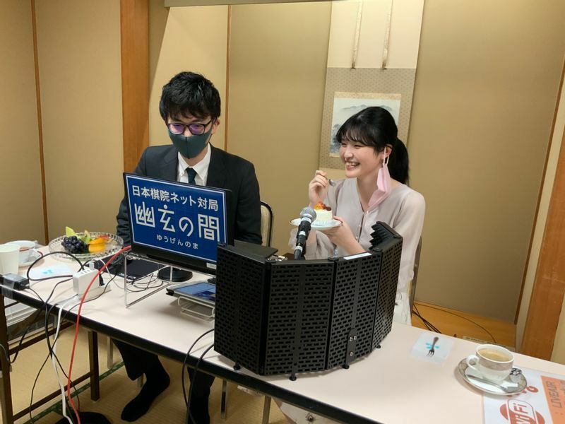 日本棋院ユーチューブチャンネルで、名人や挑戦者のおやつを食レポする徐初段。その可愛らしい姿に、人気上昇中だ。2021年11月、静岡県＝筆者撮影