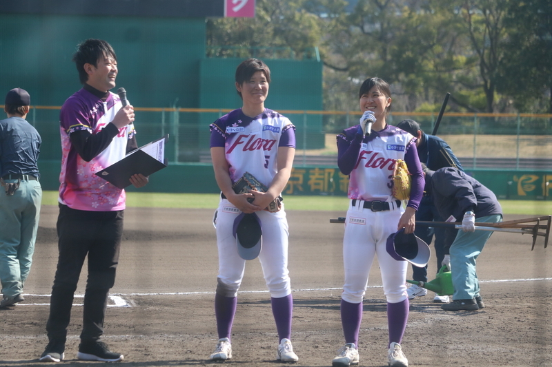 試合後、ヒロインインタビューに答える、京都F・岩谷選手(左）、三浦選手
