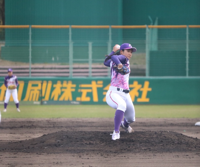 テンポ良く投げ込み、相手打者を翻弄する、京都F・植村美奈子投手