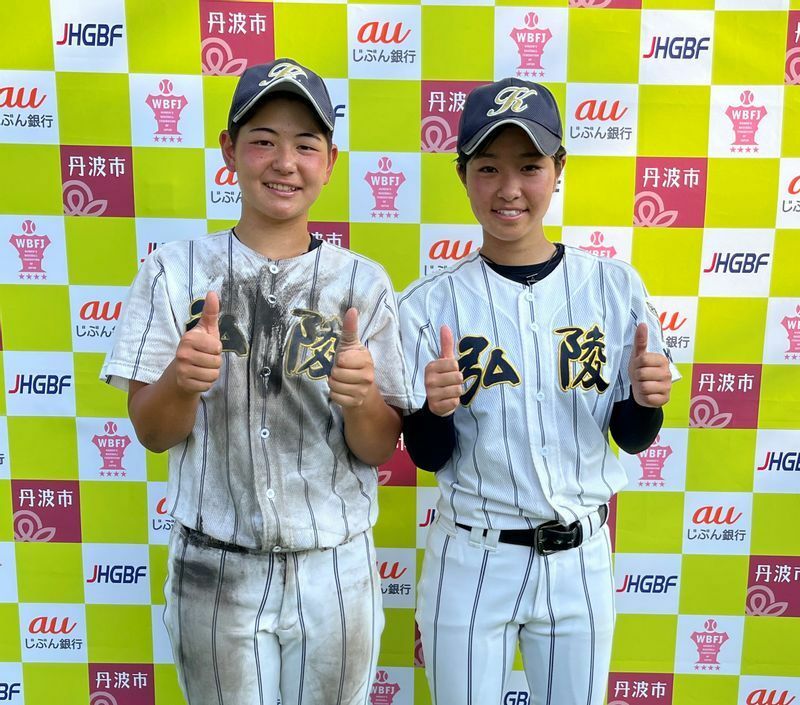 試合後インタビューを受けた投打のヒロイン島田さん(左）と日高さん