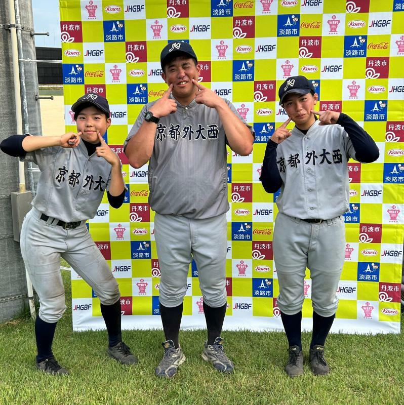 京都外大西・森田星希監督(中）、田中知里さん(左）、藤野樺音さん