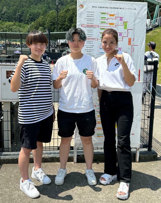 左から、松川凜愛さん、井上陽音さん、國富瑞穂さん