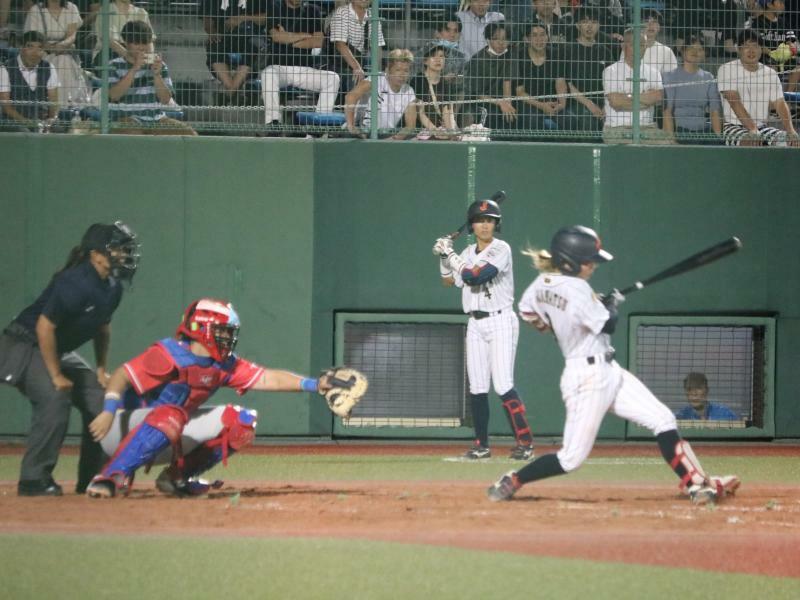 村松珠希選手が振り抜いた打球はセンター前へ、同点タイムリーとなった