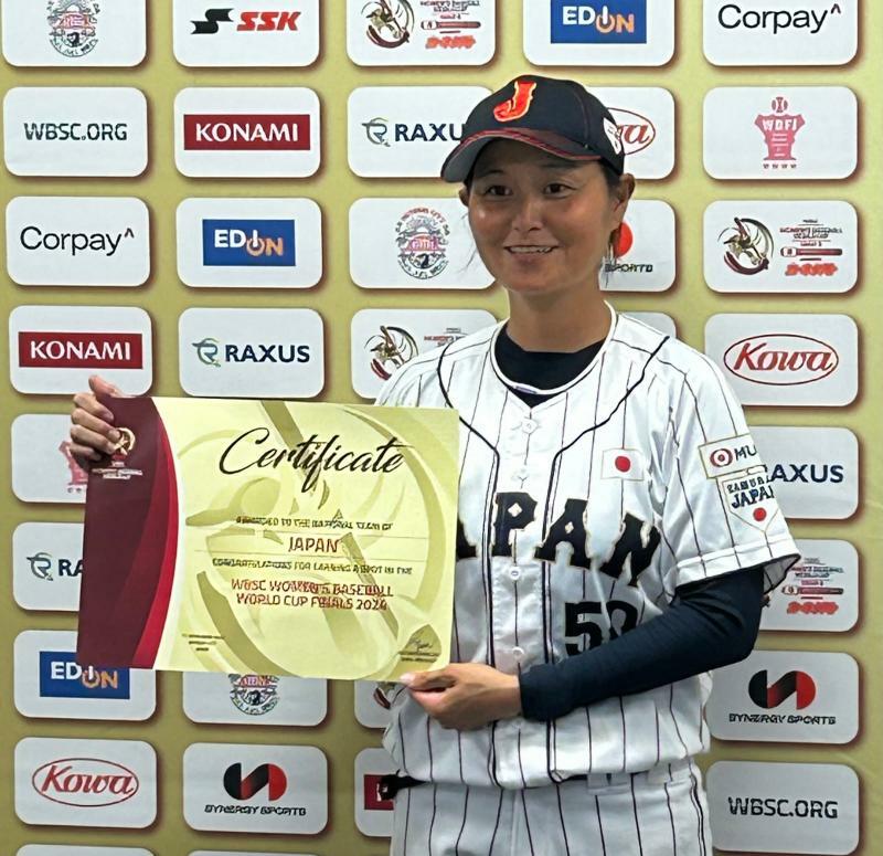 ファイナルステージ進出証明書を手に記念撮影に応じる侍ジャパン女子代表、中島梨紗監督