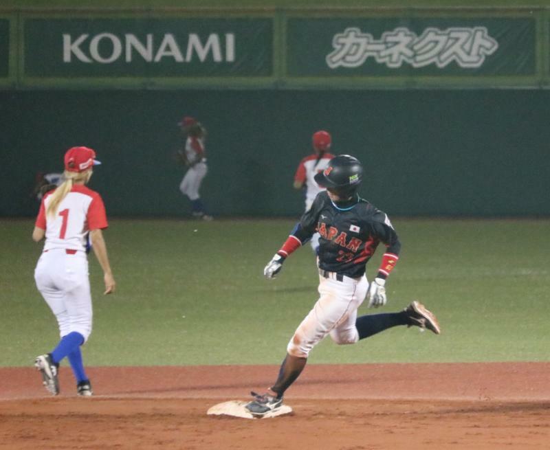 3回の攻撃での三塁打で2塁ベースを駆け抜ける川端友紀選手