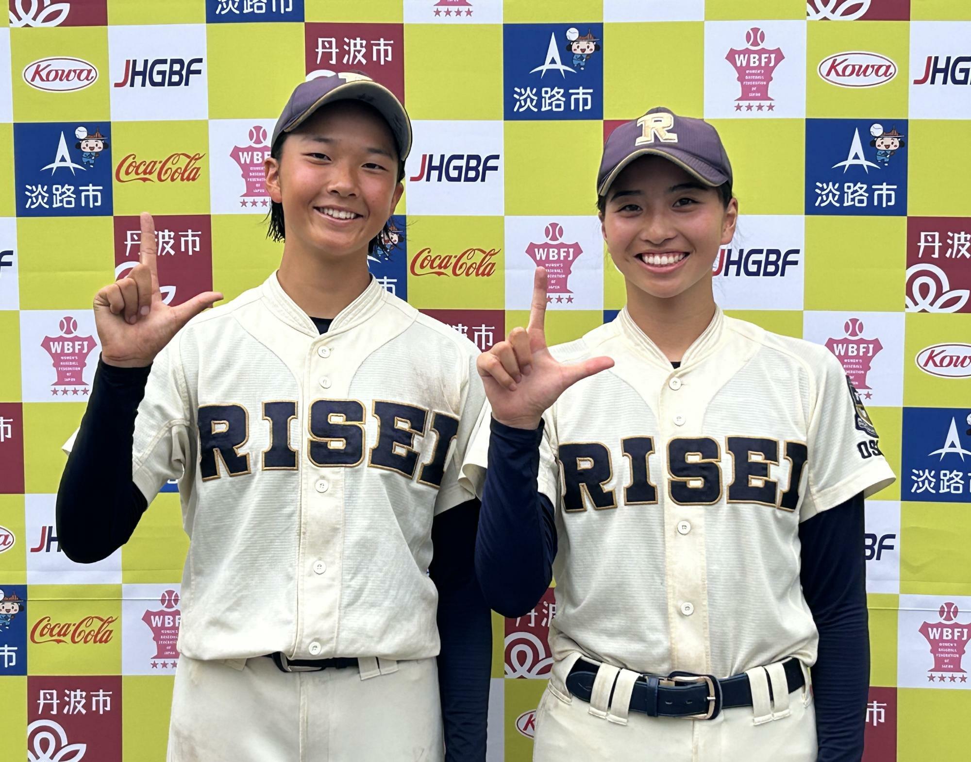 履正社・堀明日香投手(右）と西本夢生選手