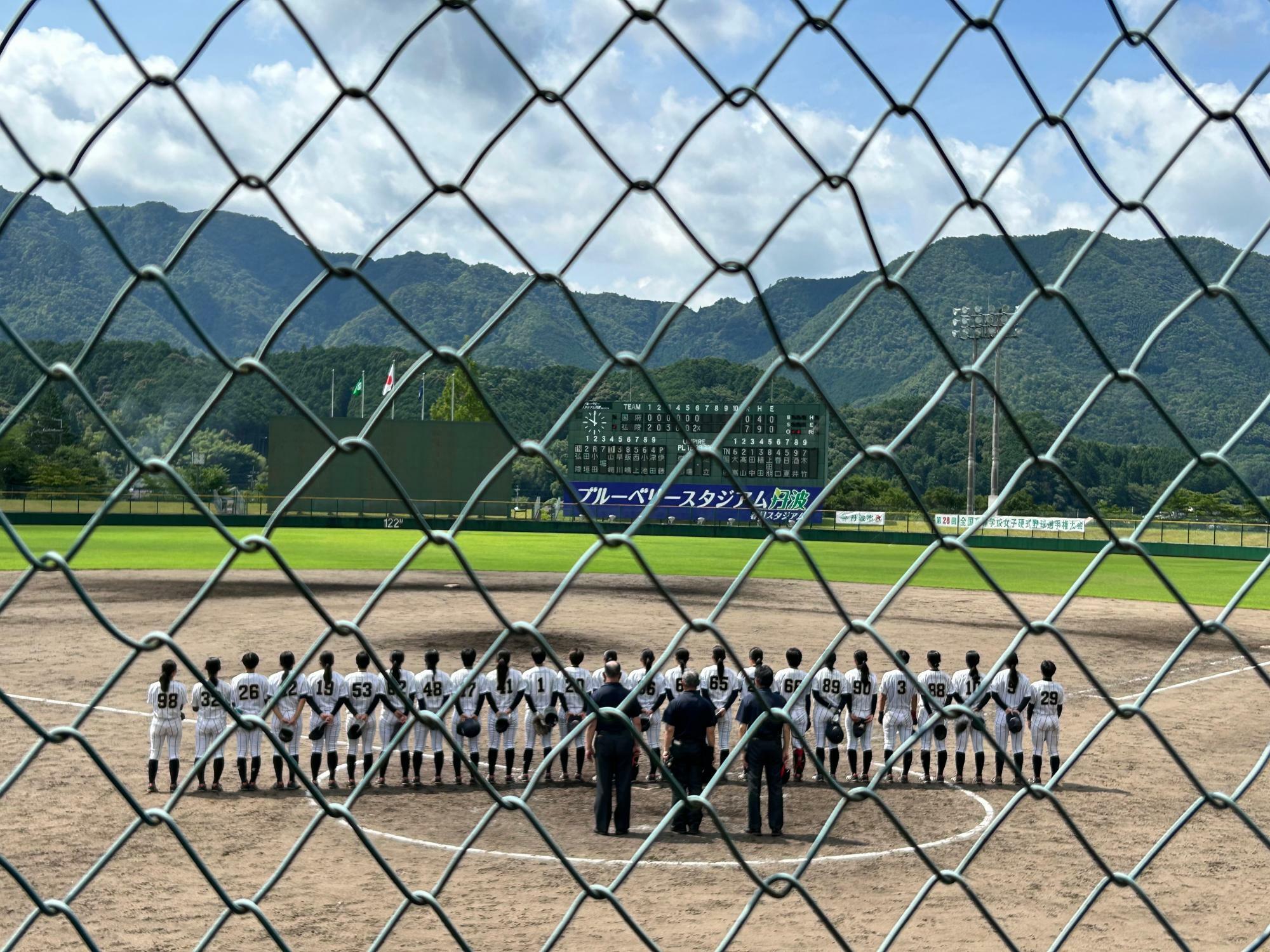 3回戦に勝って校歌を斉唱する神戸弘陵ナイン