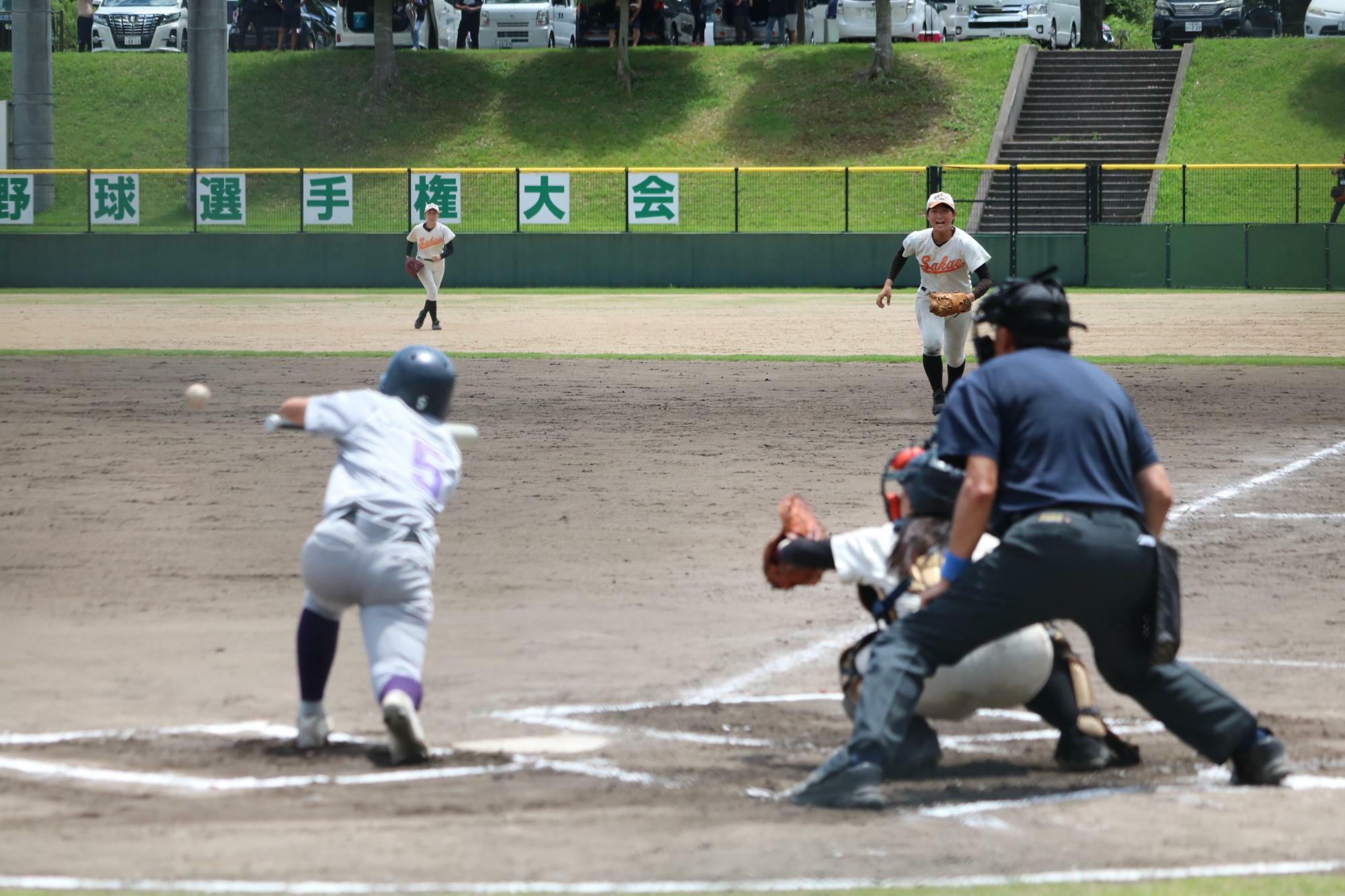 6回表、花巻東は意表を突くスクイズで勝ち越しに成功した