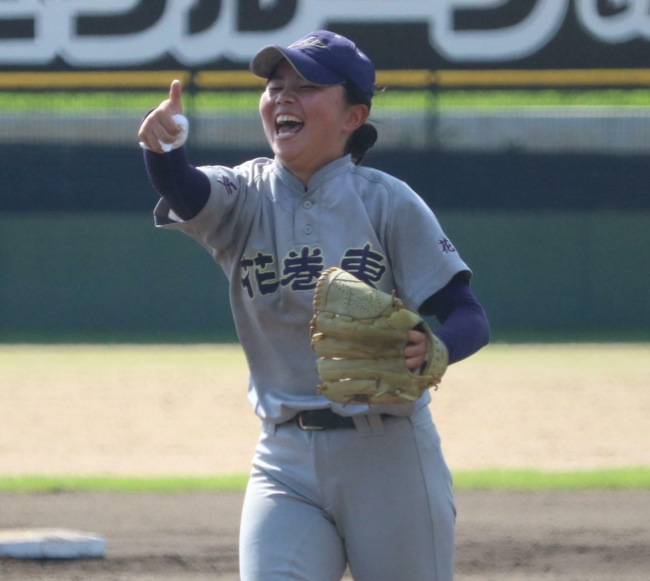 笑顔でマウンドから駆け下りる花巻東・千葉穂乃果投手