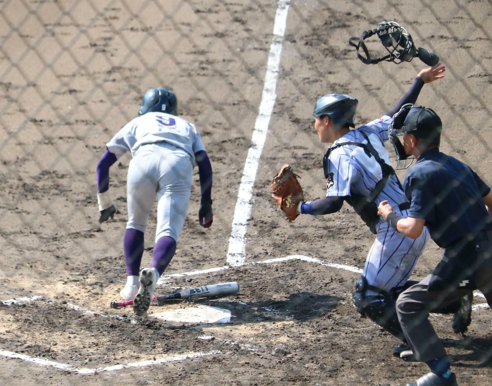 2回表、花巻東はきっちりとスクイズを決めて先制