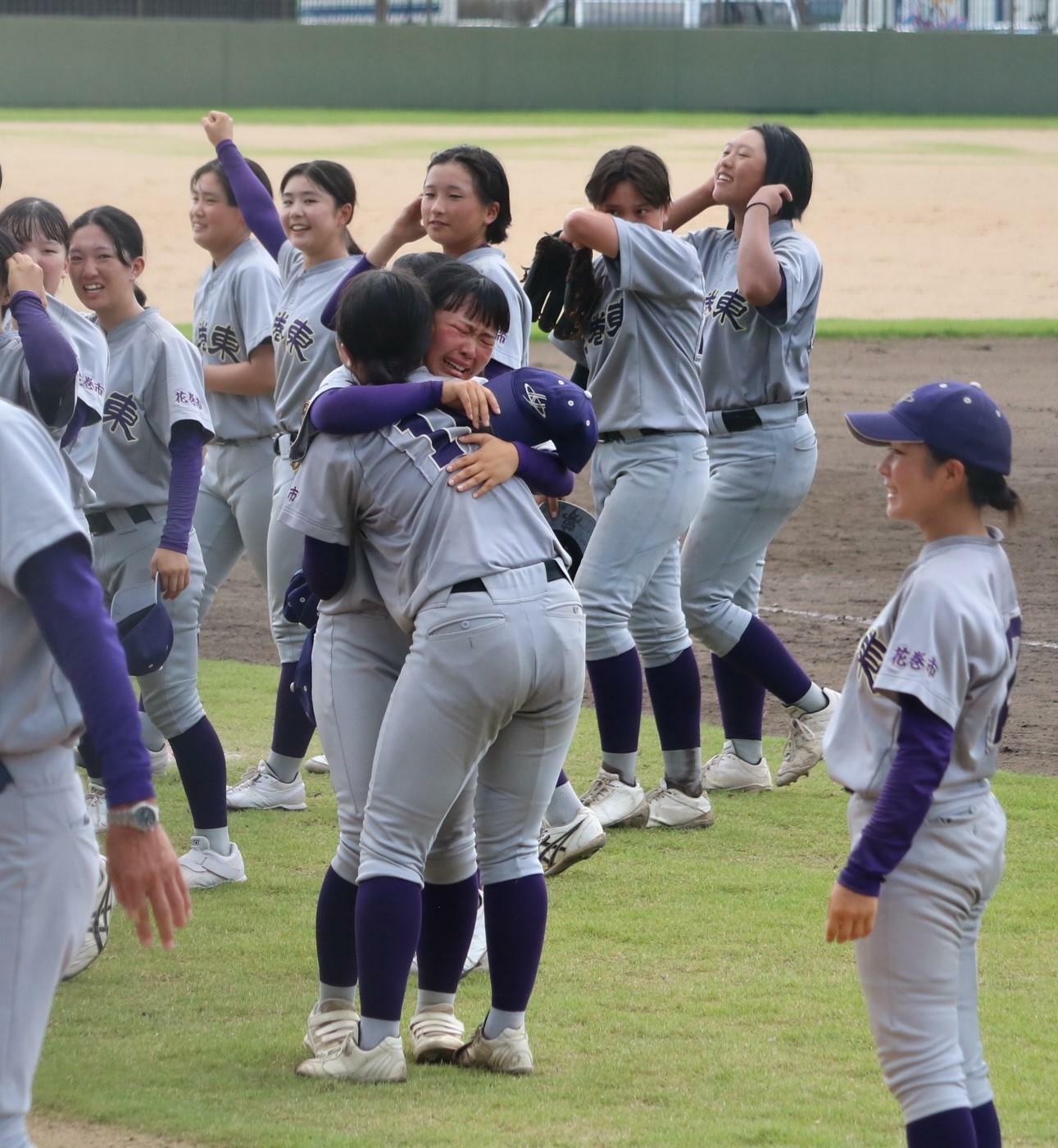 試合後、スタンドに挨拶をした後、甲子園での決勝進出を抱き合って喜ぶ花巻東ナイン