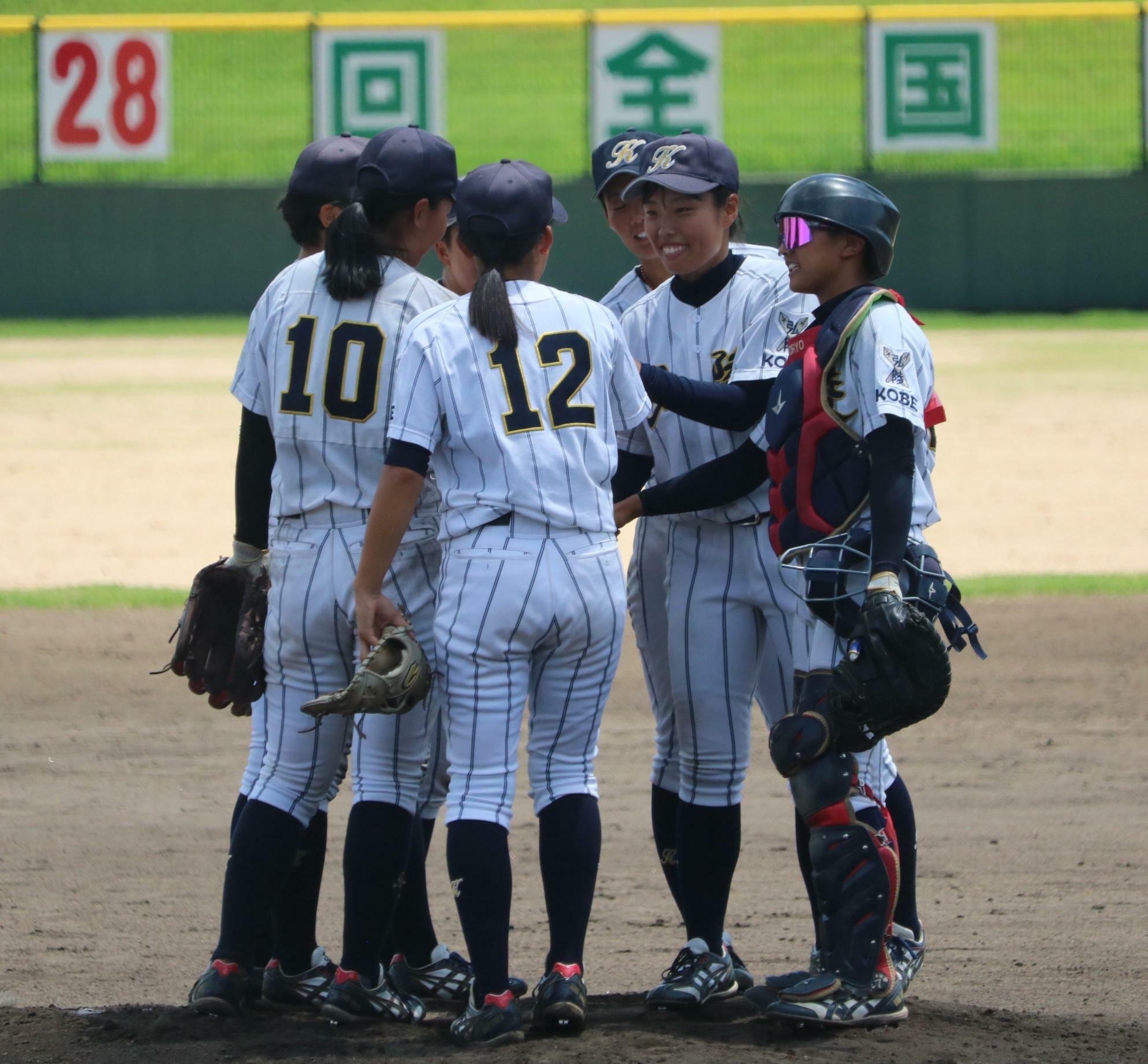 最終回あと一人で勝利するという場面で、仲間の気持ちをほぐしにマウンドに駆け付けた伊藤まこと投手（右から2人目）