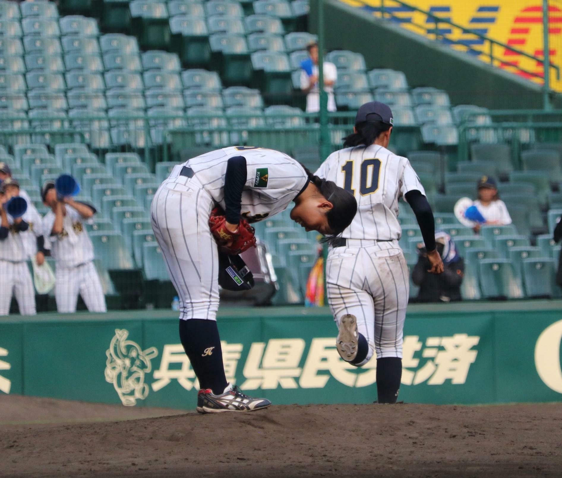 マウンド上で深々とおじぎをした神戸弘陵・伊藤まこと