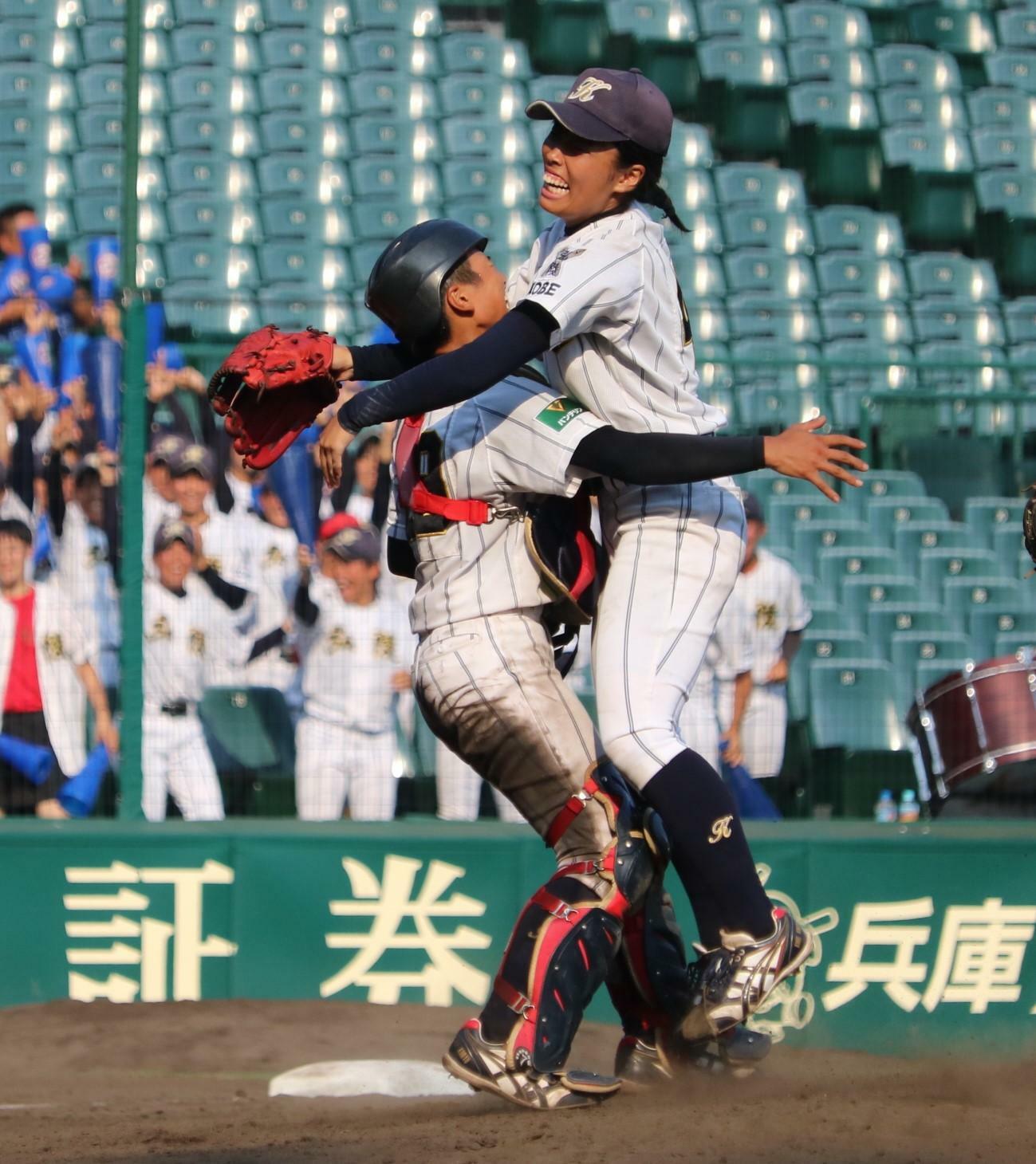 優勝の喜びを爆発させた伊藤まこと（右）と田垣朔來羽