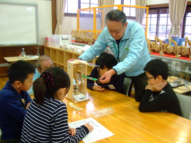 小松市ではコマツの理科教室が小学５年生のカリキュラムに組み込まれている