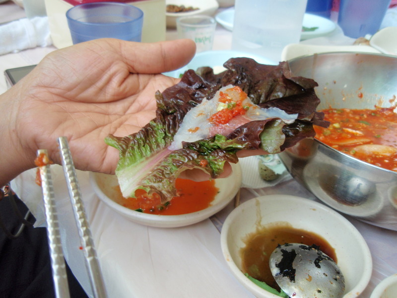 韓国ではお刺身も“包んで”食べることが多い