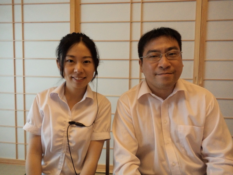 館長の田村俊和さん（右）とスタッフの劉恋さん