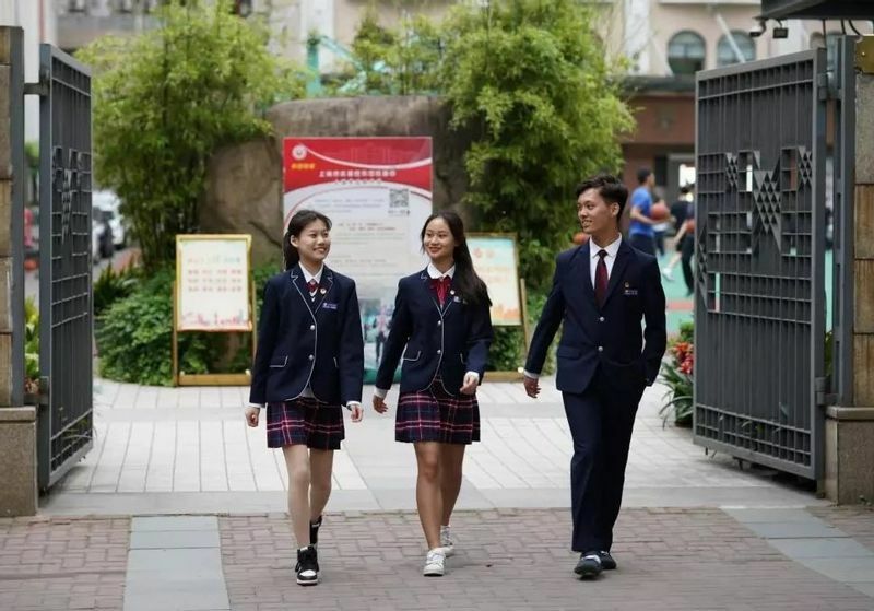 上海市内にある高校の制服。ジャージ以外の制服を採用する学校が少しずつ増えてきている（中国のサイト「上海学連」より筆者引用）