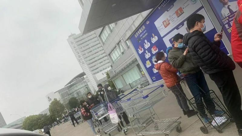 早朝から上海市のスーパーに並ぶ人々（筆者の知人より）