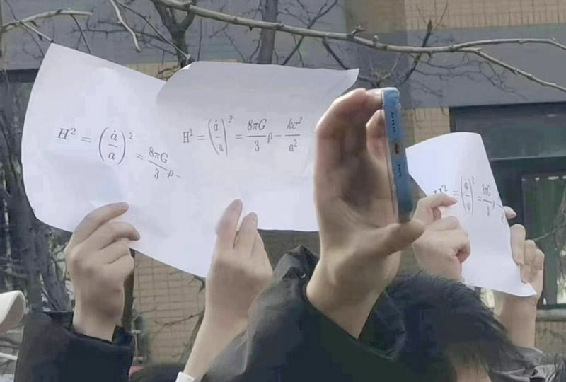 方程式が書かれた白い紙を持って抗議する上海の人々（中国のSNSより筆者引用）