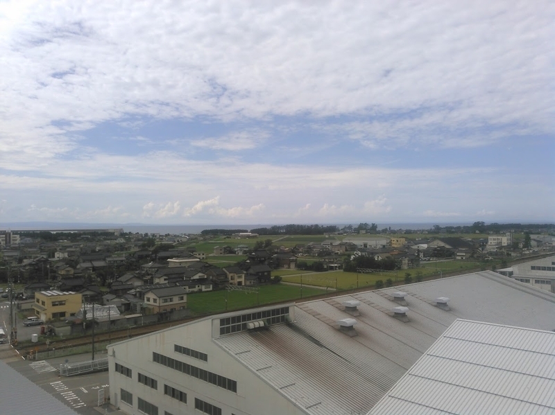 YKK黒部工場。北側には日本海が広がる。