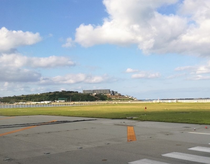 那覇空港の滑走路から間近に見える瀬長島（画像・筆者撮影）