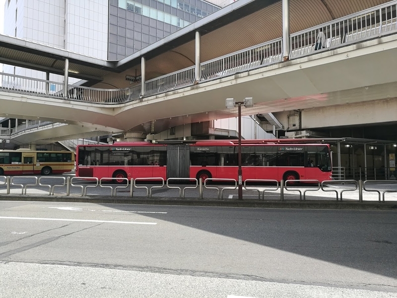 町田駅前に停車する連節バス（画像・筆者撮影）