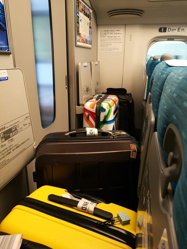 大きなスーツケースの置き場がなくトラブルに発展することが多い。東海道新幹線車内。撮影筆者。