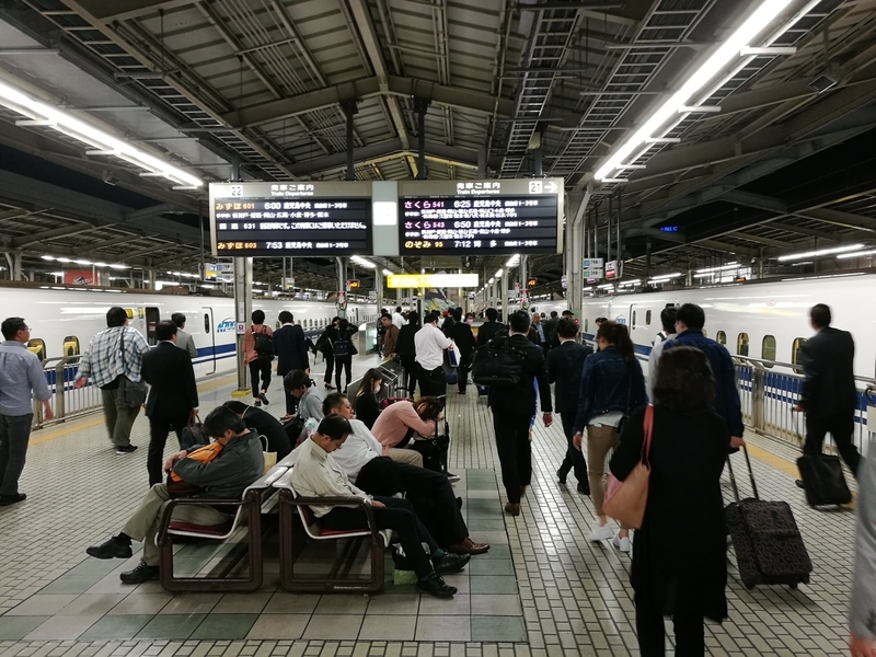 未明に到着したものの仮眠用車両はすでに満席。毛布やマットなども配布されない。疲れ果ててベンチに座り込む人たちの姿も。（5月25日午前4時ころの新大阪駅・撮影筆者