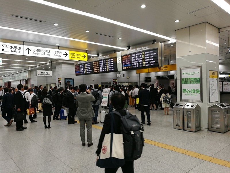 改札口は問い合わせる人で長蛇の列。払い戻しも諦めて帰る乗客も。（5月25日午前4時・新大阪駅・撮影筆者）