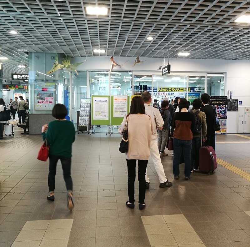 北陸新幹線直通運転休止の影響で、福井駅では長い列が（2019年10月16日　撮影・筆者）
