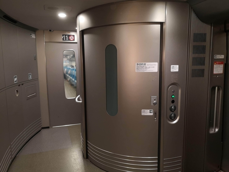 東海道新幹線の11号車にある多目的室。ほかの新幹線にも設備されていることが多くなっている（画像・筆者撮影）