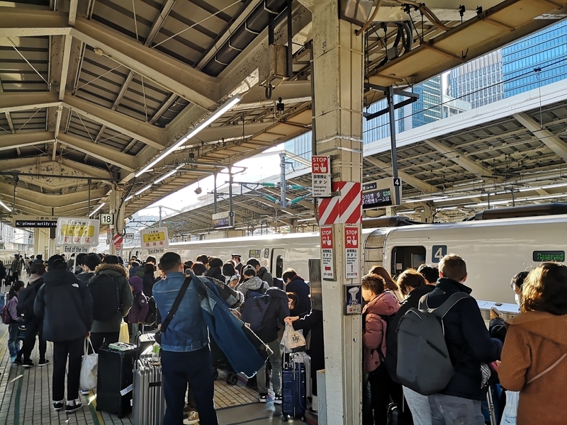 混雑する東京駅の東海道新幹線ホーム（画像・筆者撮影）